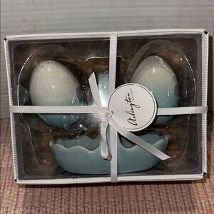 Arlington blue/white salt & pepper shakers and basket